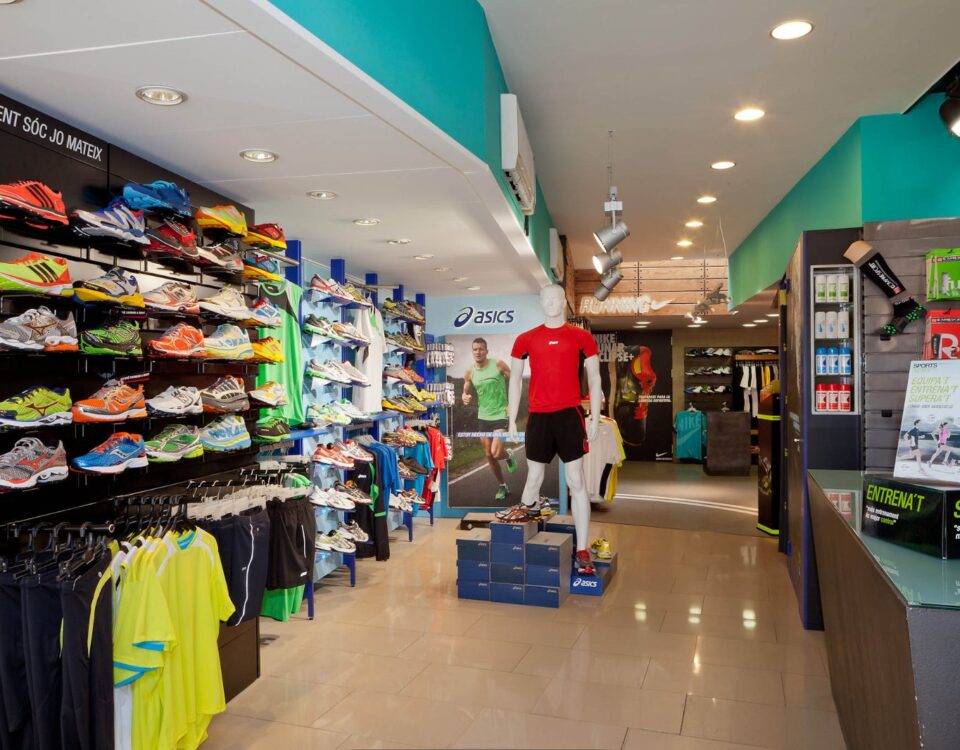 Interior de la botiga Castelló Esports a Viladecans
