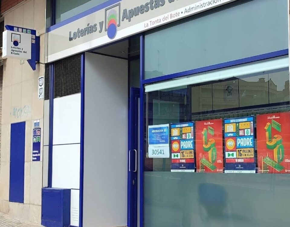 Façana de l’Administració de Loteria La Tonta del Bote a Viladecans